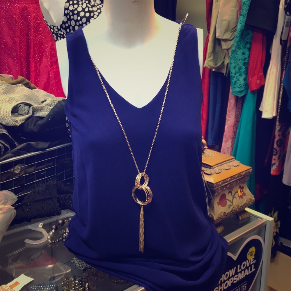 Beautiful Blue tank with gold necklace!